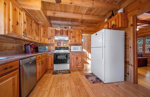 Lake Lure Cabina | Charming 3-bedroom cabin in wonderful Lake Lure with AC, WiFi
