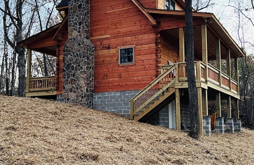 Tullahoma Cabina | Charming 3-bedroom cabin with WiFi, in Tullahoma out at Tim’s Ford Lake.