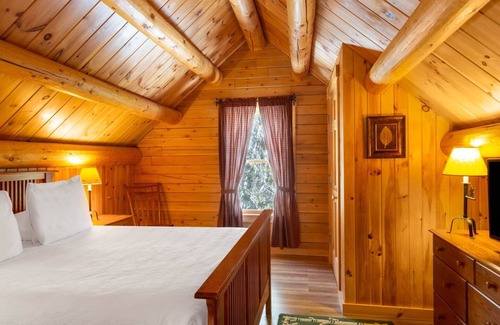 Rangeley Cabina | Charming 3-bedroom cabin with WiFi, fitness room in superb Rangeley Lakes Resort