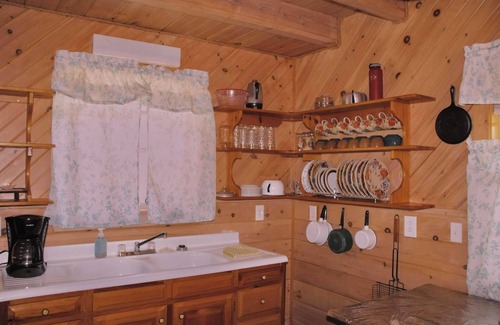Cisco Cabina | Charming 3-bedroom cabin with AC, WiFi in brilliant Cisco Ga.