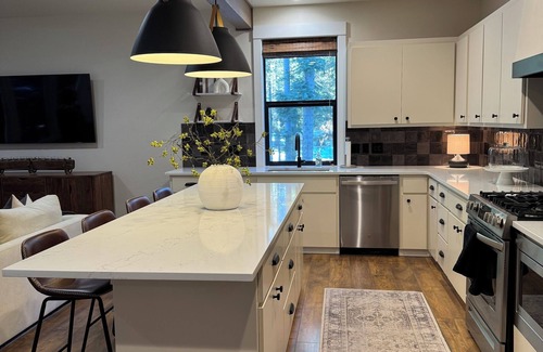 Priest River Cabina | Charming 3-bedroom cabin in Lovely Coolin with WiFi, AC. Close to boat launch.