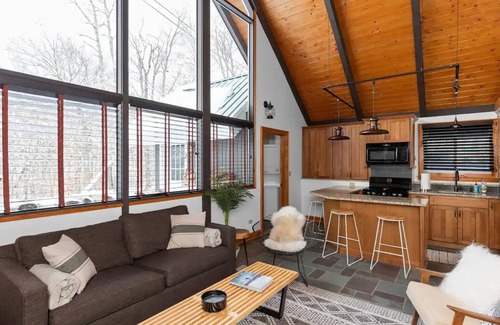 Stratton and Bromley Ski Areas Chalet De Esquí | Charming 3-bedroom chalet with AC and WiFi in peaceful Winhall