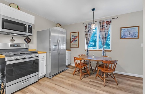 Enumclaw Cabaña | Charming 3-bedroom cottage in serene Enumclaw with AC