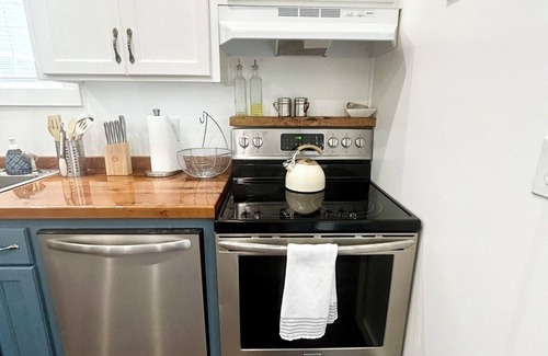 Macon Cabaña | Charming 3-bedroom cottage with WiFi and AC in delightful Macon