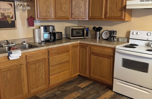 Union Casa | Charming 3-bedroom country house barndominium with WiFi in Union, pet friendly