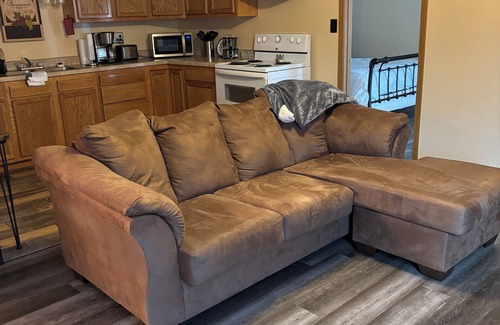 Union Casa | Charming 3-bedroom country house barndominium with WiFi in Union, pet friendly