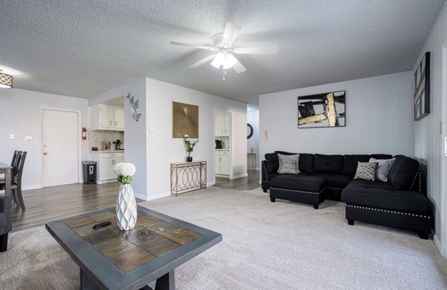 Raisin Casa | Charming 3-bedroom + Den house with AC and WiFi in awesome North Fresno.