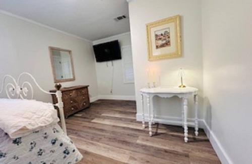 Graceville Otro | Charming 3-bedroom farmhouse in Graceville with AC, WiFi
