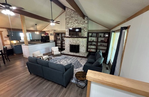 Salem Otro | Charming 3-bedroom farmhouse with WiFi and AC in Benton - Horses Welcome!
