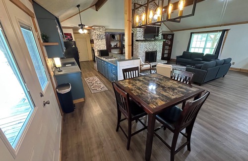 Salem Otro | Charming 3-bedroom farmhouse with WiFi and AC in Benton - Horses Welcome!