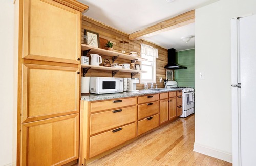 Ocean View Otro | Charming 3-bedroom farmhouse with AC, WiFi, 5 minutes to Sea Isle Beaches!