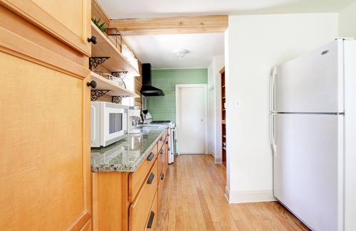 Ocean View Otro | Charming 3-bedroom farmhouse with AC, WiFi, 5 minutes to Sea Isle Beaches!
