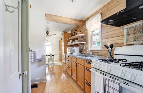 Ocean View Otro | Charming 3-bedroom farmhouse with AC, WiFi, 5 minutes to Sea Isle Beaches!