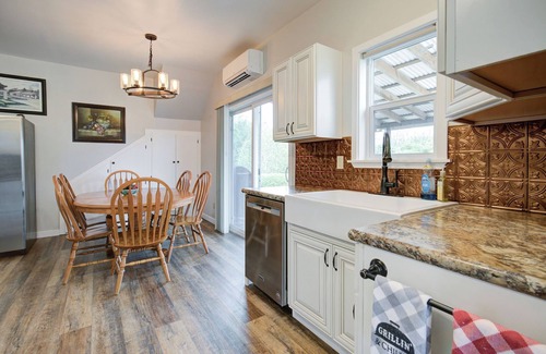 Elma Otro | Charming 3-bedroom farmhouse on acreage.