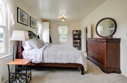 Elma Otro | Charming 3-bedroom farmhouse on acreage.