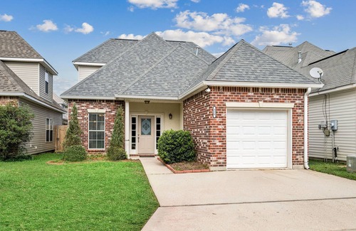 Covington Casa | Charming 3-bedroom GATED Garden house in Covington with POOL