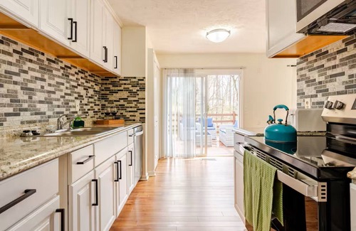 Alpharetta Casa | Charming 3-Bedroom Home in the Heart of Alpharetta – Walk to Avalon & Dining!
