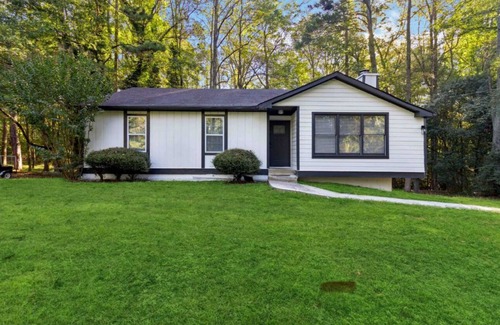 Alpharetta Casa | Charming 3-Bedroom Home in the Heart of Alpharetta – Walk to Avalon & Dining!