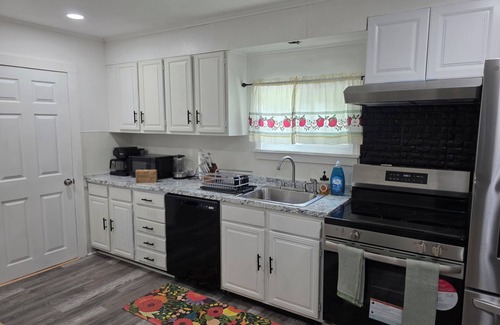 Maple Hill Casa | Charming 3-bedroom house with wishing well,WiFi and AC in Bloomfield