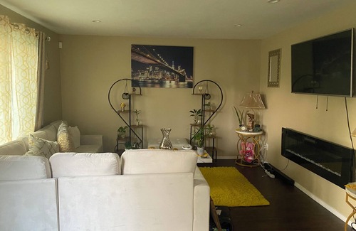 Colerain Township Casa | Charming 3-bedroom house in delightful Cincinnati with WiFi, AC