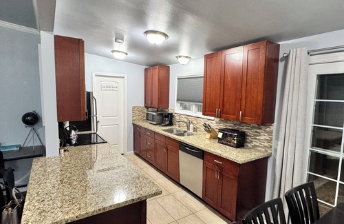 Des Moines Casa | Charming 3-bedroom house with AC and in peaceful city Des Moines near the Marina