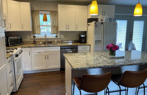 Fox Valley Casa | Charming 3-bedroom house with fence yard, WiFi, and in a great location.