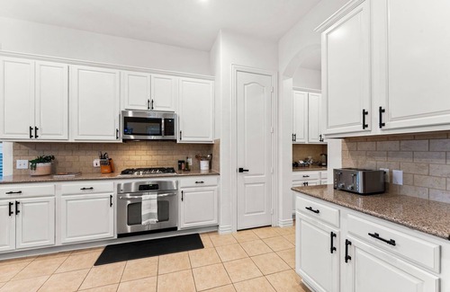 Lewisville Casa | Charming 3-bedroom house in delightful Lewisville with WiFi, AC