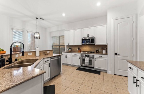 Lewisville Casa | Charming 3-bedroom house in delightful Lewisville with WiFi, AC