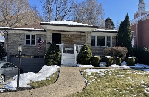 Mount Lebanon Casa | Charming 3-bedroom house in Mt. Lebanon. Close to downtown.