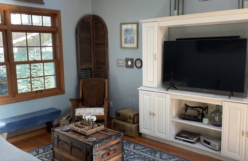 Mount Lebanon Casa | Charming 3-bedroom house in Mt. Lebanon. Close to downtown.