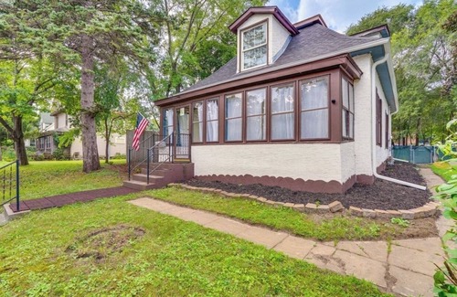 West Side Casa | Charming 3-bedroom house in welcoming Saint Paul with AC, WiFi
