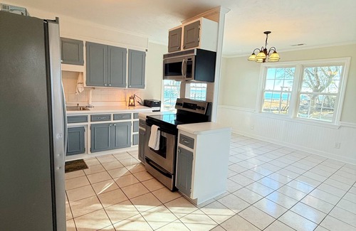 Sea Breeze Casa | Charming 3-bedroom house with AC and WiFi in Wilmington Sleeps 8