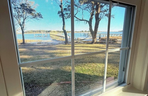 Sea Breeze Casa | Charming 3-bedroom house with AC and WiFi in Wilmington Sleeps 8
