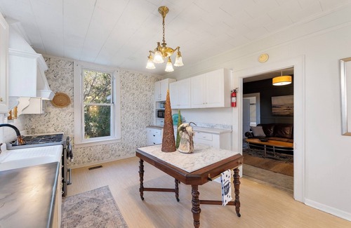 Abbeville Casa | Charming 3-bedroom historic 1888 cottage located in downtown Abbeville