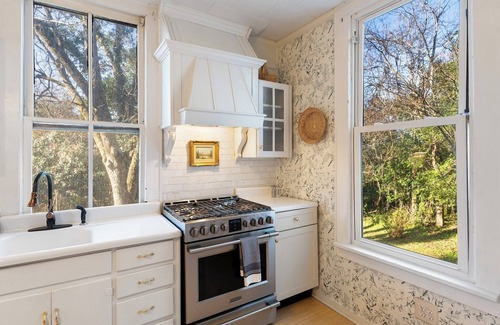 Abbeville Casa | Charming 3-bedroom historic 1888 cottage located in downtown Abbeville
