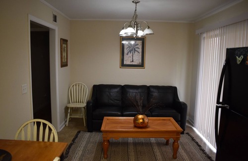 Country Club Estates Casa | Charming 3-bedroom house with AC and WiFi in Brunswick. Two night minimum stay.