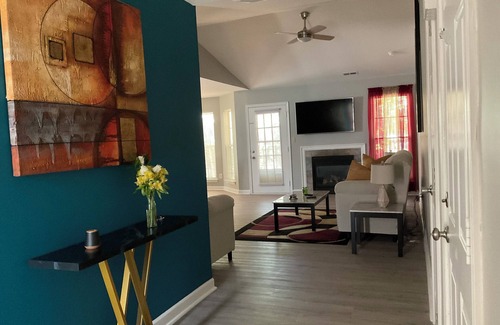 Charlotte Casa | Charming 3-bedroom house with WiFi, AC in serene Charlotte.