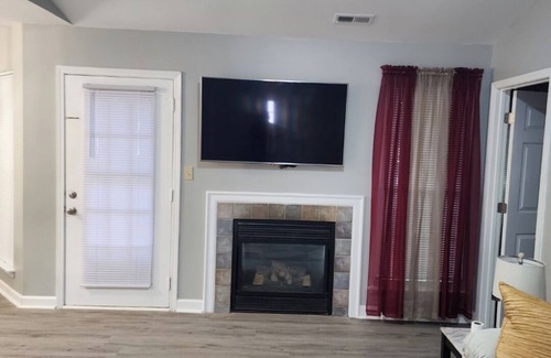 Charlotte Casa | Charming 3-bedroom house with WiFi, AC in serene Charlotte.