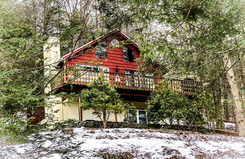 Greentown Casa | Charming 3-bedroom house with private dock on Lake Wallenpaupack!