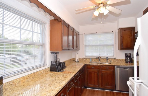 Oak Ridge Casa | Charming 3 Bedroom house with detached garage.