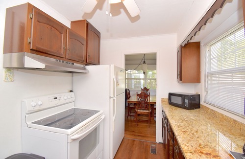 Oak Ridge Casa | Charming 3 Bedroom house with detached garage.