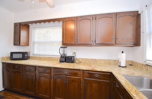 Oak Ridge Casa | Charming 3 Bedroom house with detached garage.