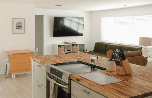Northeast Pensacola Casa | Charming 3-bedroom house with AC and WiFi in cool Pensacola