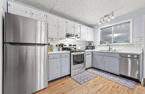 Higgins Lake Casa | Charming 3-bedroom house with AC, WiFi, 🏓Ping-Pong, Foosball,🔥Firepit,🍔 Grill