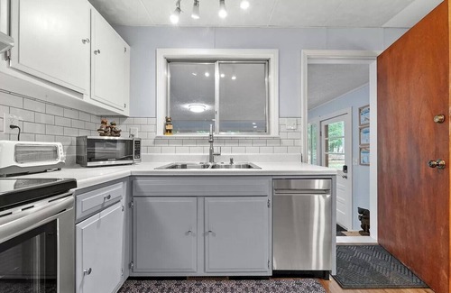 Higgins Lake Casa | Charming 3-bedroom house with AC, WiFi, 🏓Ping-Pong, Foosball,🔥Firepit,🍔 Grill