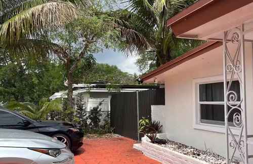 West Park Casa | Charming 3-bedroom house in lovely West Park with WiFi, AC, big backyard, tv