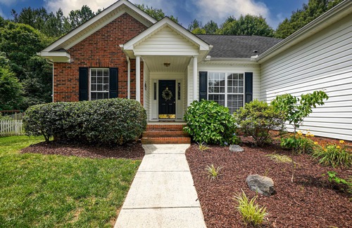 Waxhaw Casa | Charming 3-bedroom home in quiet Waxhaw neighborhood.