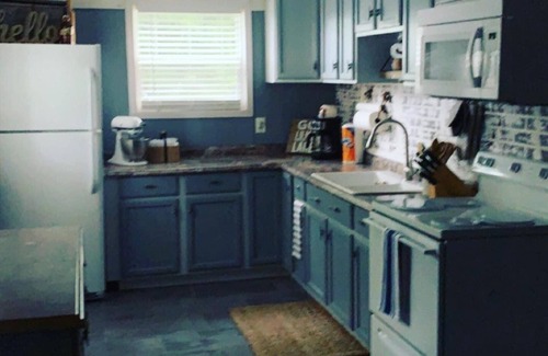 Bronston Casa | Charming 3-bedroom house overlooking Lake Cumberland.