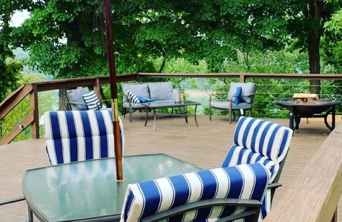 Bronston Casa | Charming 3-bedroom house overlooking Lake Cumberland.