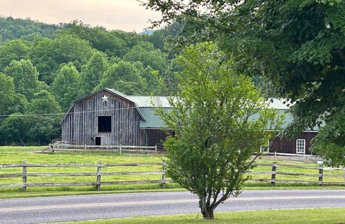 Franklin Casa | Charming 3-bedroom house in wonderful Franklin with WiFi and AC